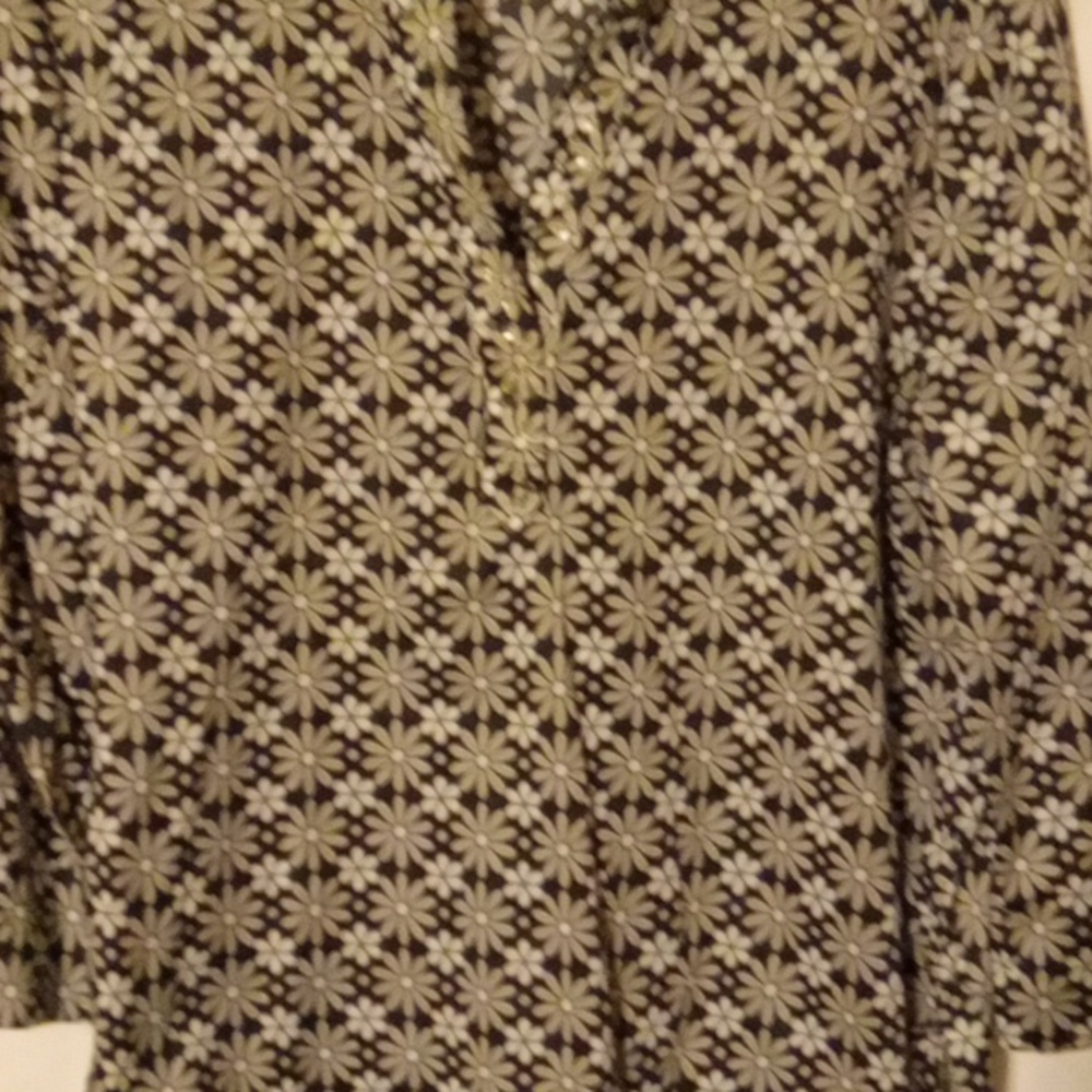 Black &white blouse with v-neck with sequence black &white with flowers on